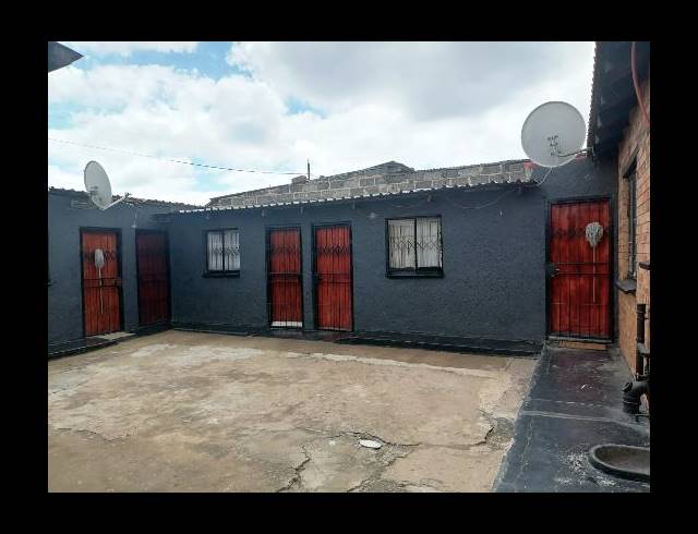 11 BEDROOM HOUSE FOR SALE IN ISIPHETWENI